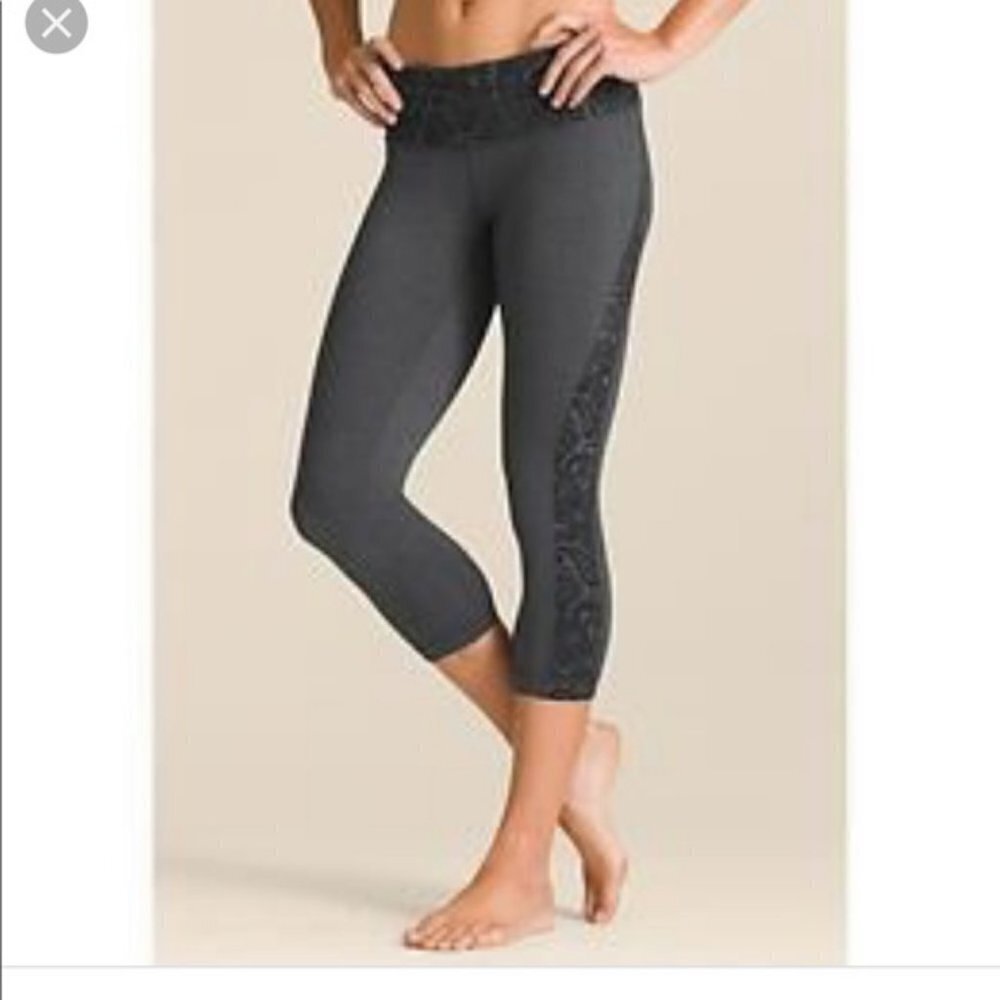 Athleta Splits Revelation Black Paisley Capris size small 0898